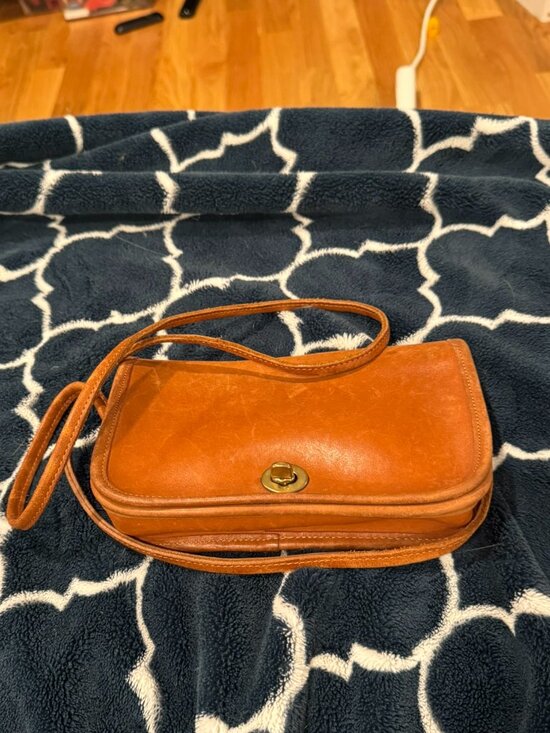 Coach Handbags - Vintage Coach Dinky 9375 Tan Leather Crossbody Shoulder Bag Turnlock